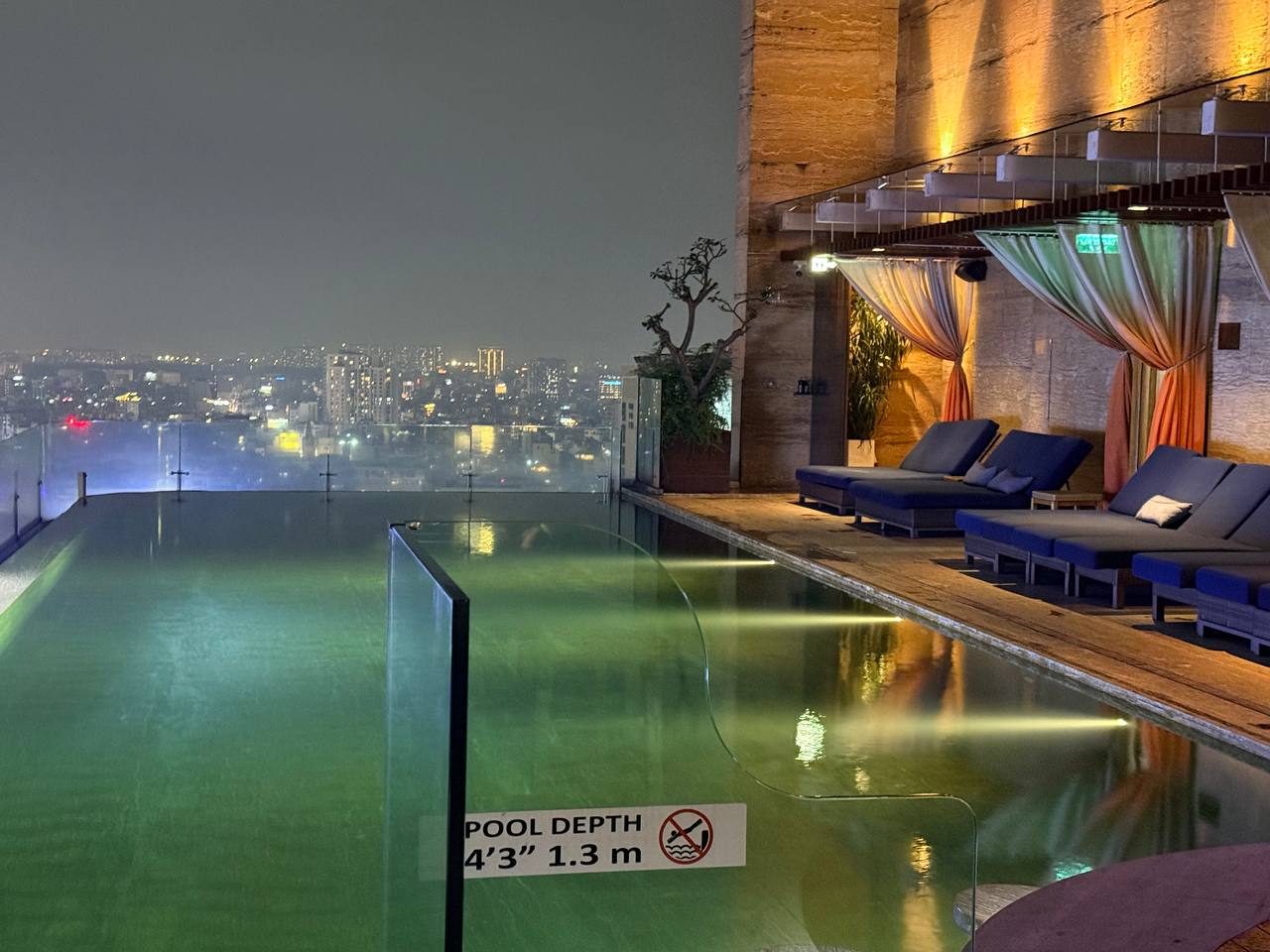 Social Club Rooftop Bar, Hôtel des Arts Saigon in Ho Chi Minh City, Vietnam