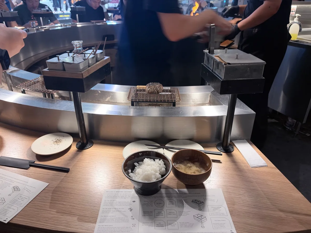 Hikiniku To Come en Singapur, Singapur