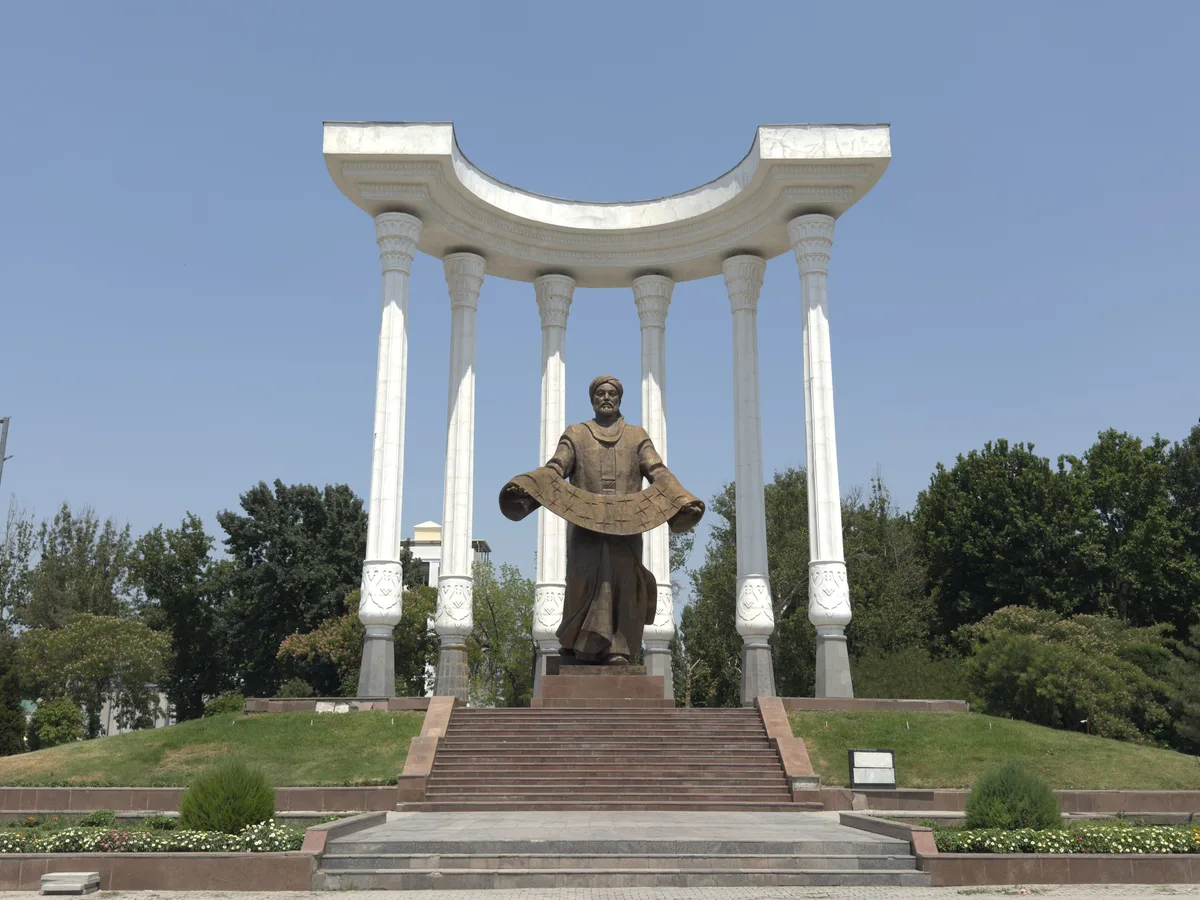 Al-Farg'oniy haykali in Fergana, Uzbekistan