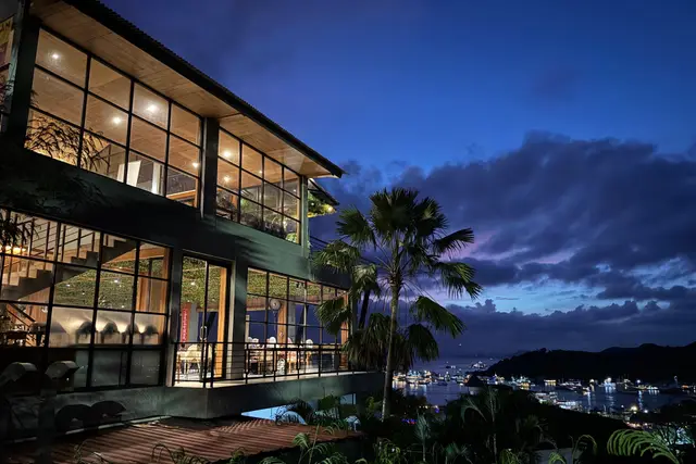 Taman Laut Handayani Seafood Restaurant Labuan Bajo — Labuan Bajo