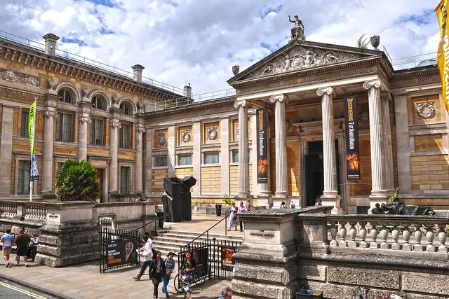 Ashmolean Museum: Oxford Travel Guide (4.7★) — Oxford