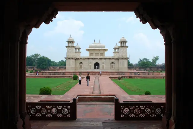 Itmad-ud-Daula: Agra Travel Guide — Agra