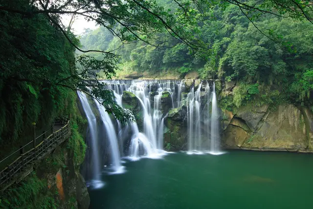 Shifen Waterfall: Pingxi Travel Guide (4.5★) — Pingxi
