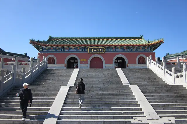 Tianmenshan Temple: Zhangjiajie Travel Guide (4.4★) — Zhangjiajie
