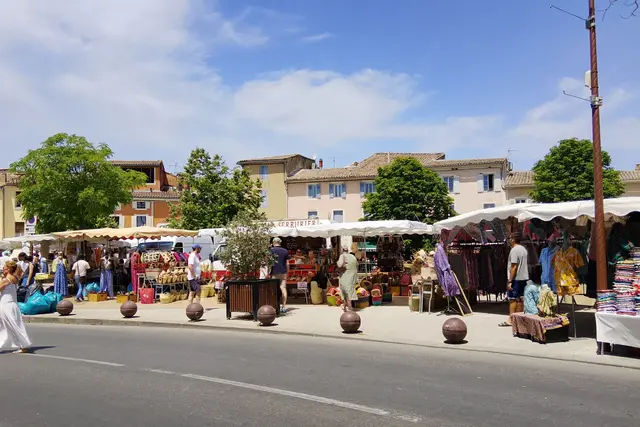 L'Isle-sur-la-Sorgue Market: Avignon Travel Guide (4.5★) — Avignon