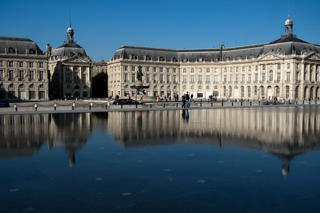 Miroir d'eau: Bordeaux Travel Guide — Bordeaux