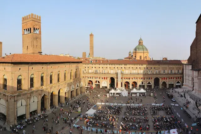 Piazza Maggiore: Bologna Travel Guide — Bologna