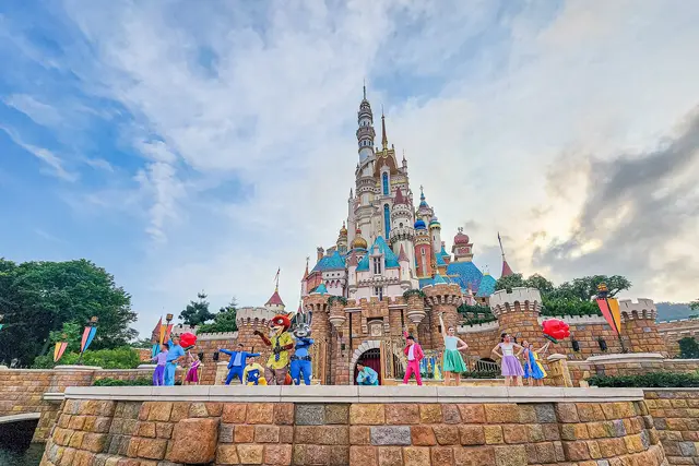 Hong Kong Disneyland: Travel Guide — Hong Kong