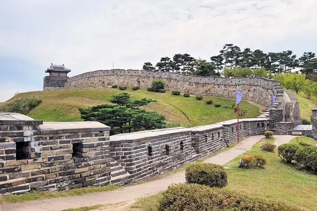 Hwaseong Fortress in Suwon — Suwon