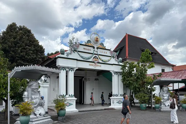 Keraton Ngayogyakarta Hadiningrat: Yogyakarta Travel Guide — Yogyakarta