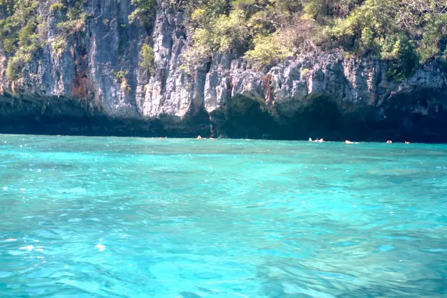 Phi Phi Lee Island: Koh Phi Phi Travel Guide — Koh Phi Phi