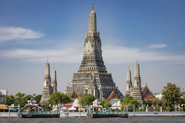 Wat Arun Ratchawararam Ratchawaramahawihan: Bangkok Travel Guide — Bangkok