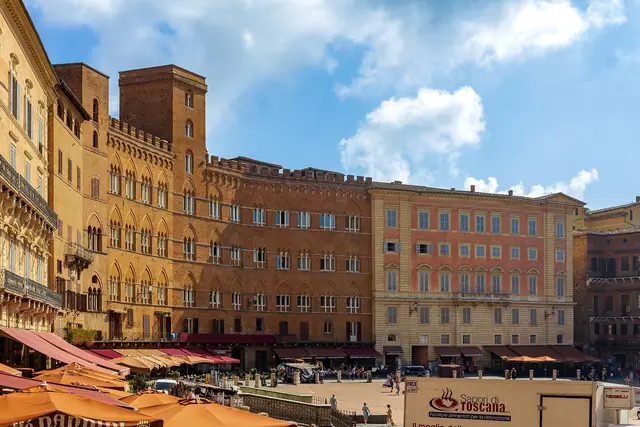Piazza del Campo: Siena Travel Guide — Siena