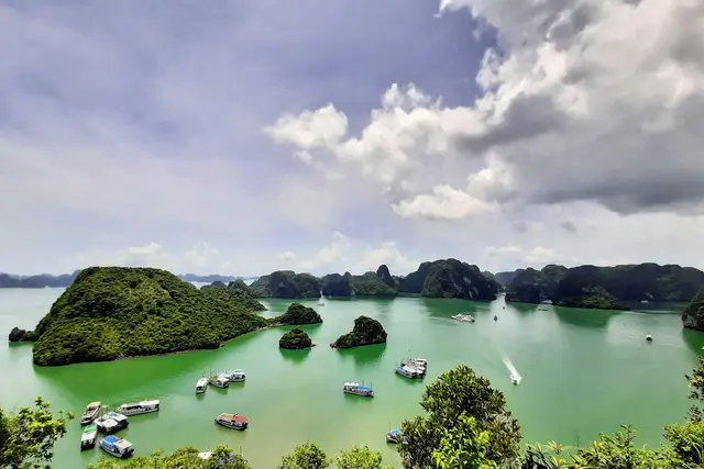 Halong Bay: Ha Long Bay Travel Guide — Ha Long Bay