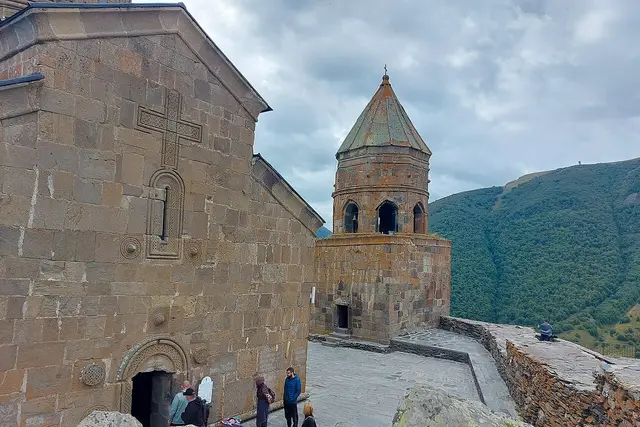 Gergeti Tower: Stepantsminda Travel Guide (4.7★) — Stepantsminda