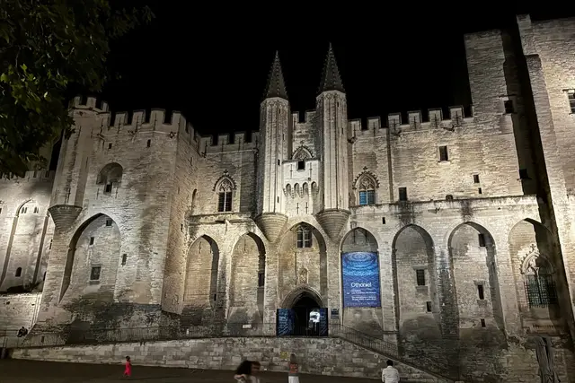 Place du Palais: Avignon Travel Guide — Avignon