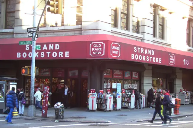 Strand Bookstore: New York Travel Guide (4.8★) — New York