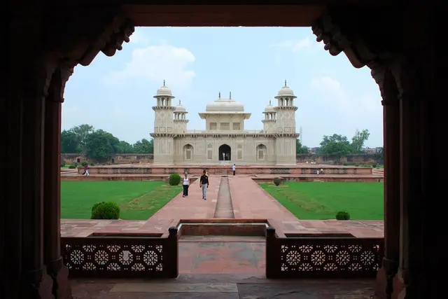 Itmad-ud-Daula: Agra Travel Guide — Agra
